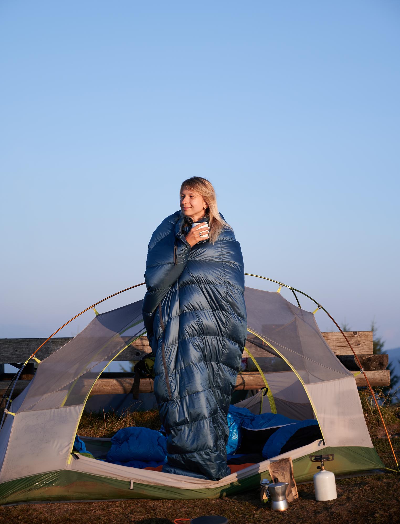 Barraca de camping montada sendo preparada para limpeza